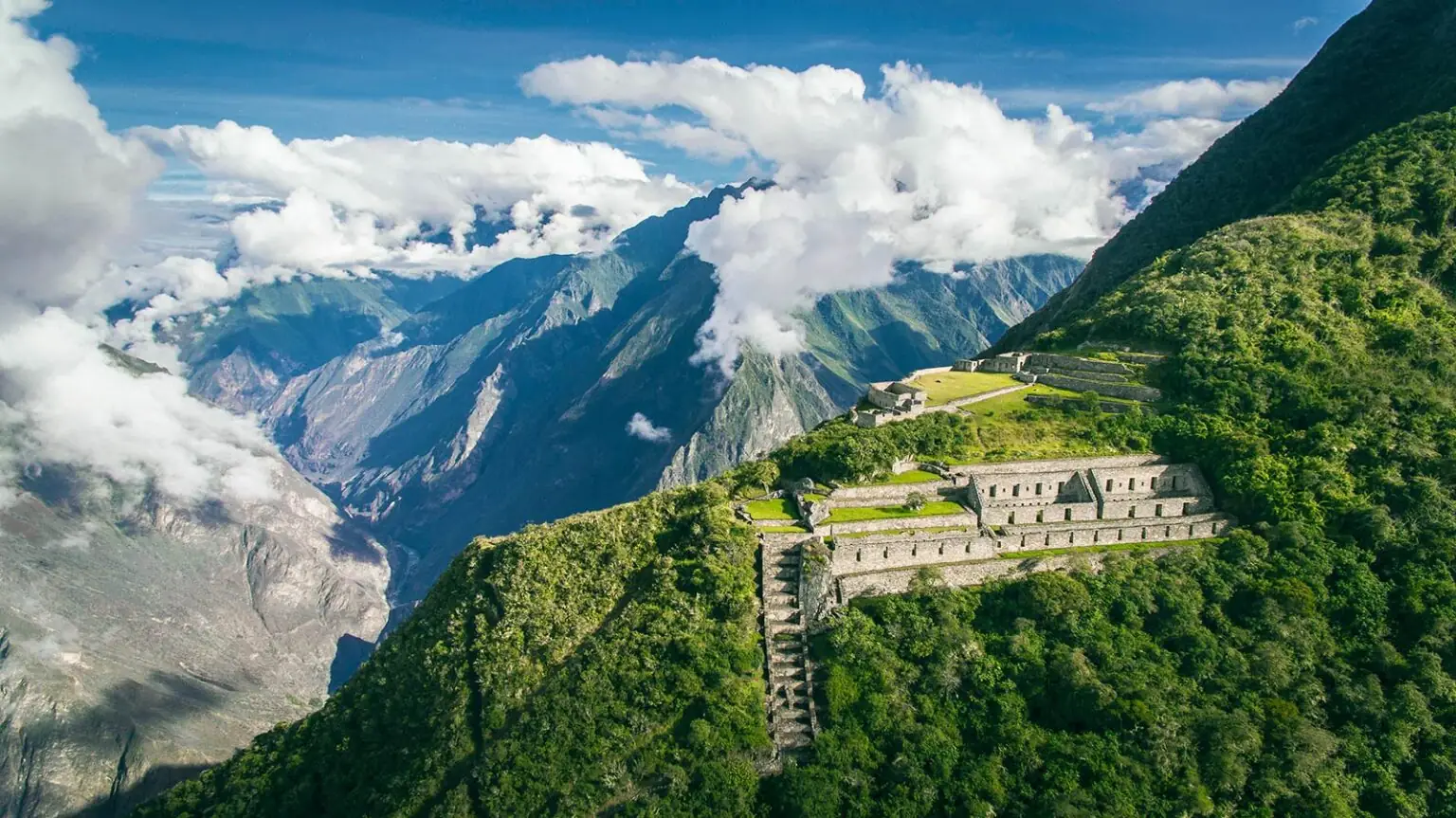 Camino hacia la ciudadela inca de Choquequirao, Cusco